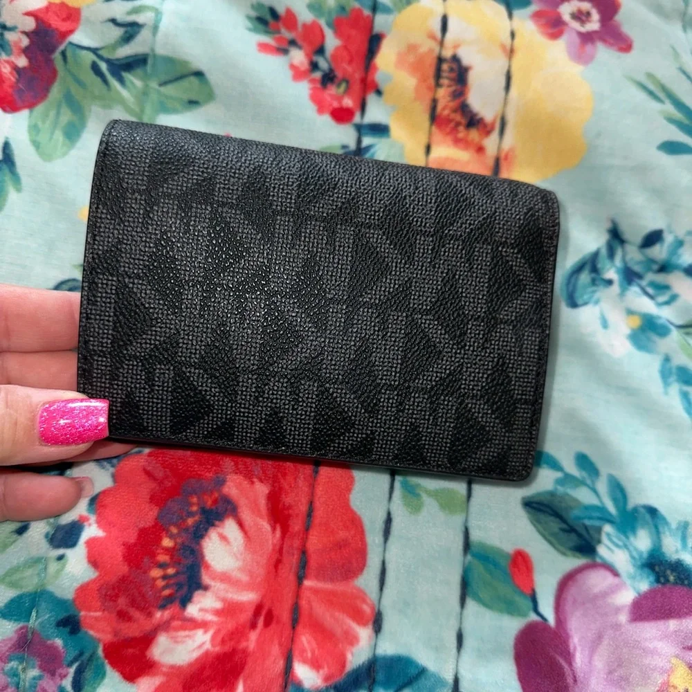 Michael Kors Wallet - Picture 2 of 11